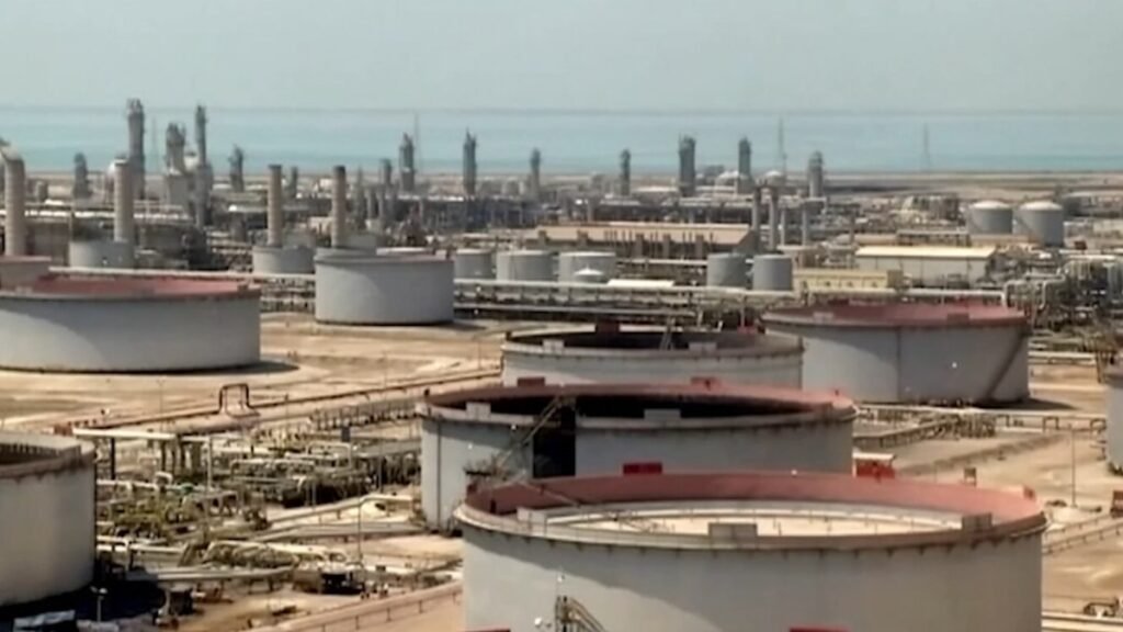 Hutíes lanzan ataques contra instalaciones de Saudi Aramco y Riad