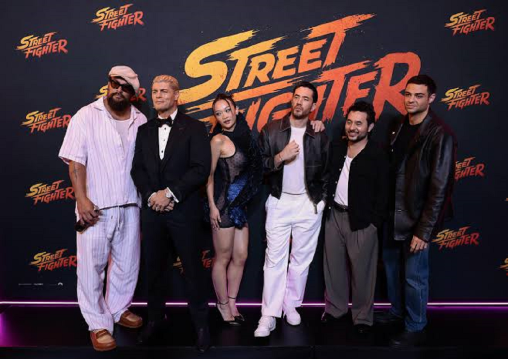 Arte promocional de la película Street Fighter con luchadores de combate marcial