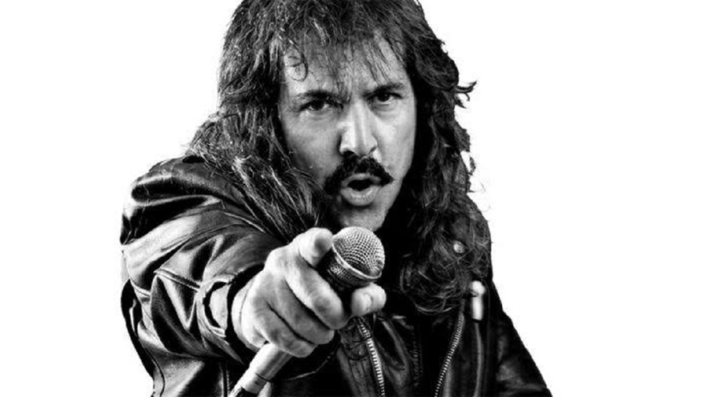 Saúl Blanch vocalista de rock y metal en presentación en vivo
