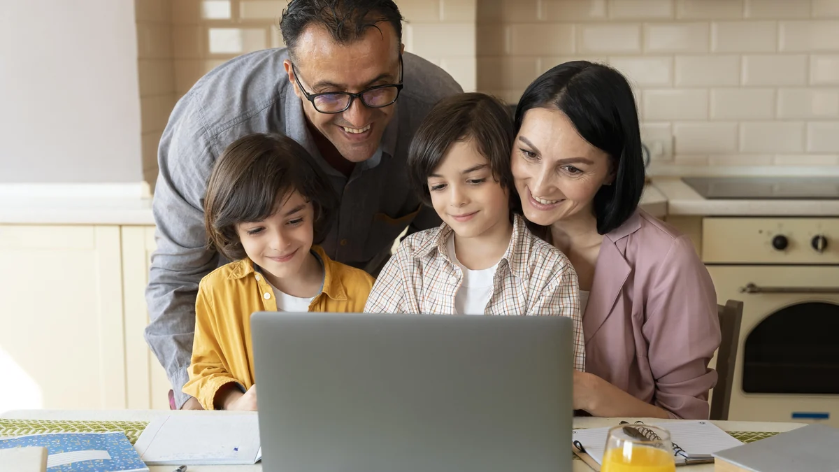 Familia aprendiendo educación financiera y ahorro en el hogar