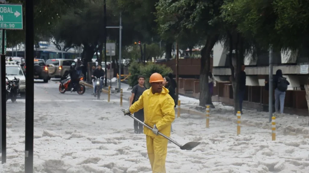 Crecida de río y lluvias torrenciales en carretera durante alerta del Inamhi en Ecuador