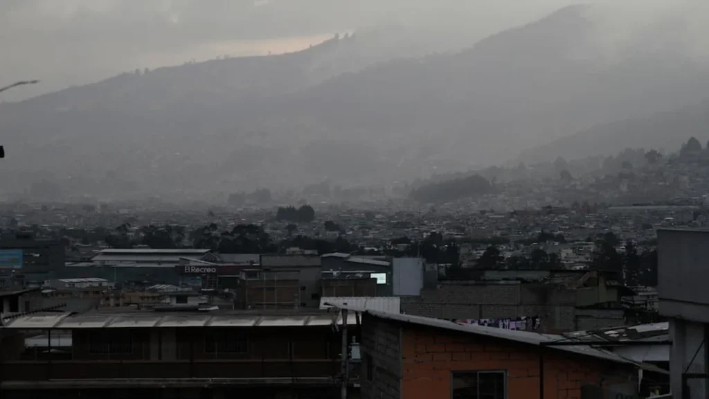 Nubes densas y tormenta sobre las avenidas del norte y centro de Quito