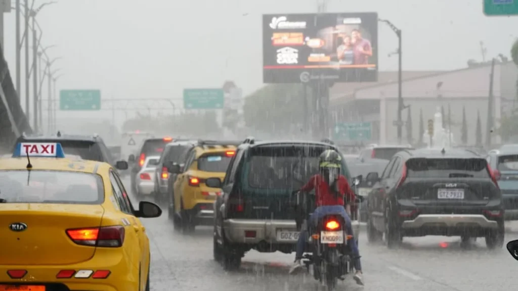 Cielo nublado y lluvias en las calles de una ciudad de Ecuador