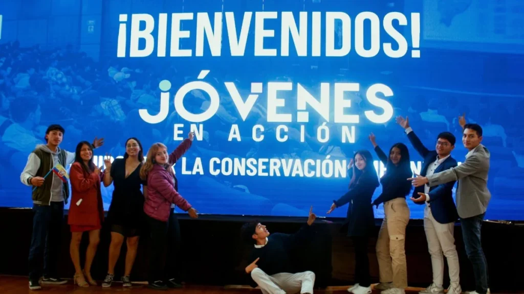 Jóvenes ecuatorianos participando en actividades formativas del programa social Jóvenes en Acción