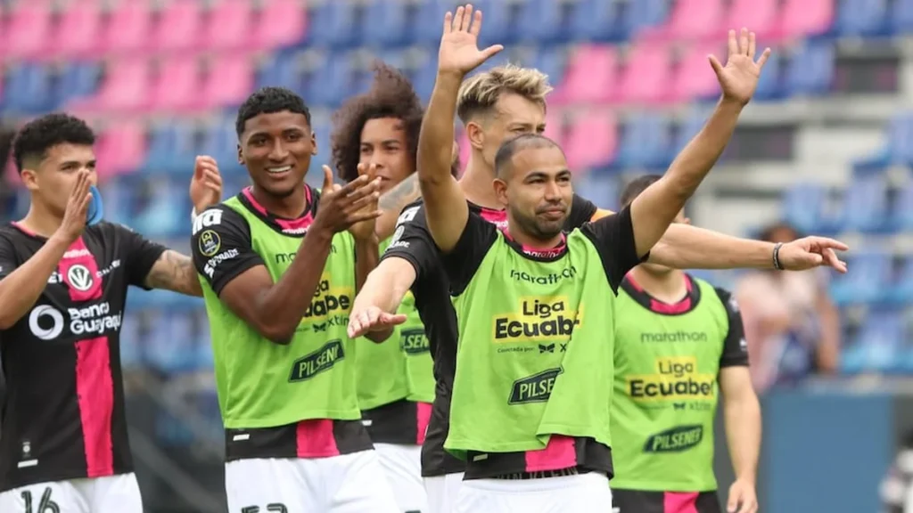 Plantel de Independiente del Valle celebrando victoria en cancha