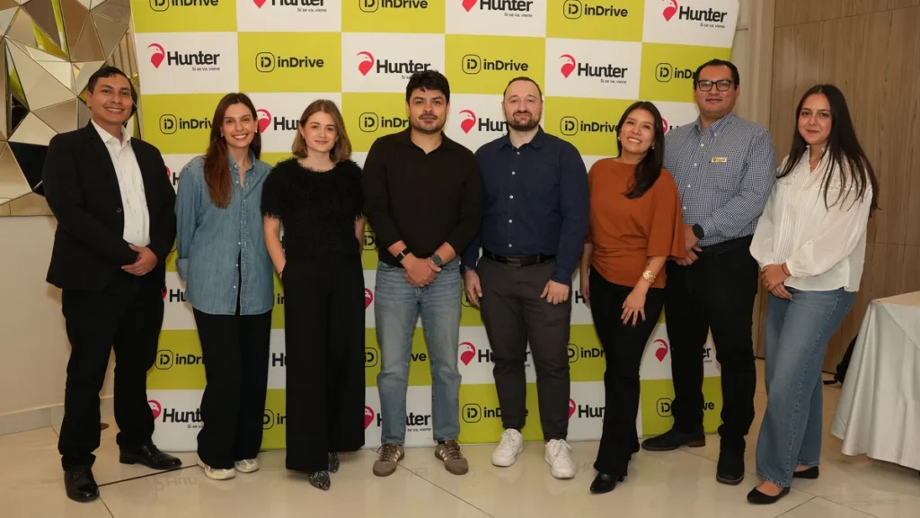 Directivos sellando acuerdo de seguridad vehicular satelital