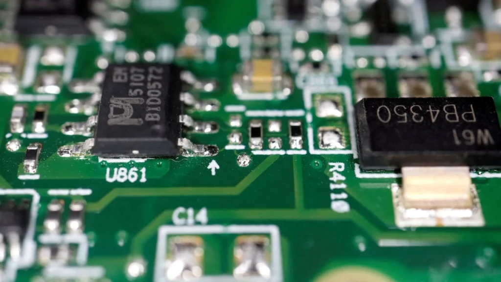 Oblea de silicio y fabricación de microchips en sala limpia industrial
