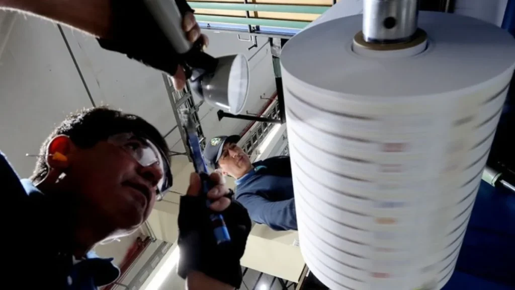 Papeletas electorales imprimiéndose en los talleres del Instituto Geográfico Militar en Quito