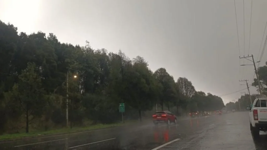 Granizada y lluvias en las calles del norte de Quito