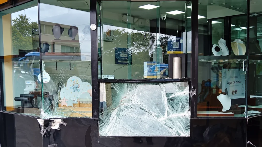 Vitrina y puerta metálica de joyería dañada tras impacto de vehículo en Quito