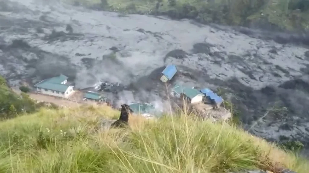 Ríos desbordados y destrucción de viviendas por inundación en valles de Nepal