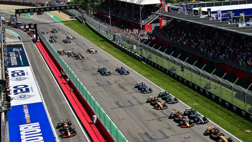 Monoplaza de Fórmula 1 compitiendo a alta velocidad en circuito automovilístico