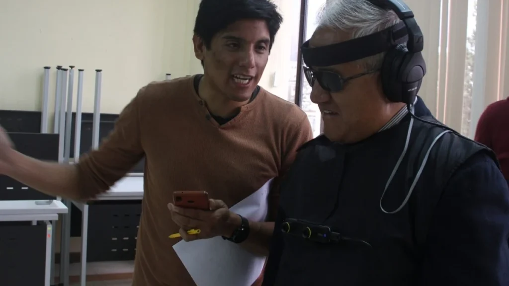 Prototipo tecnológico con sensores y auriculares desarrollado en laboratorios de la EPN