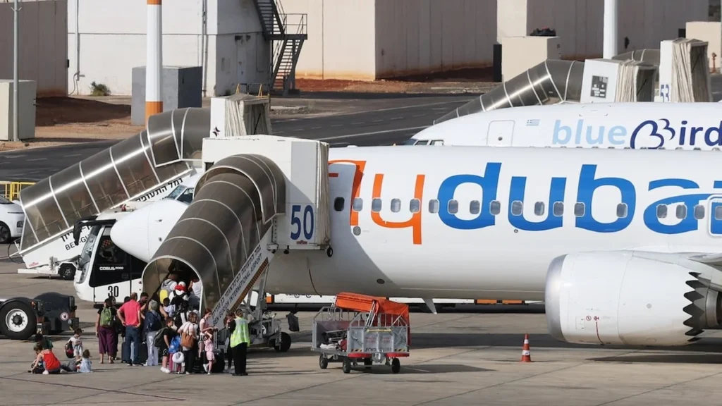 Aeronave comercial de la aerolínea Flydubai en pista de aterrizaje