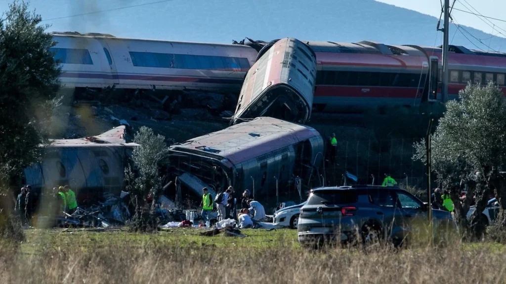 Equipos de emergencia de España trabajando en las vías del tren cerca de Toledo