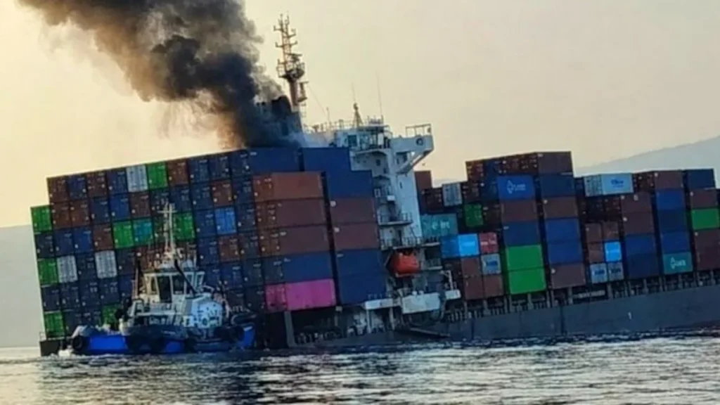Buque petrolero navegando en aguas del estrecho de Ormuz