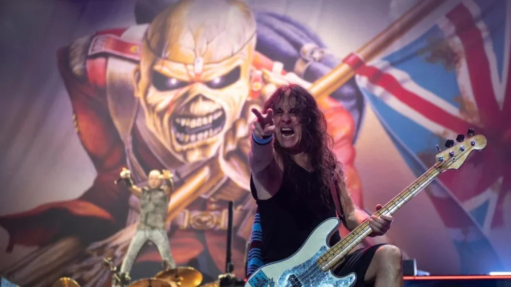 Escenario masivo de la banda de heavy metal Iron Maiden con Eddie de fondo
