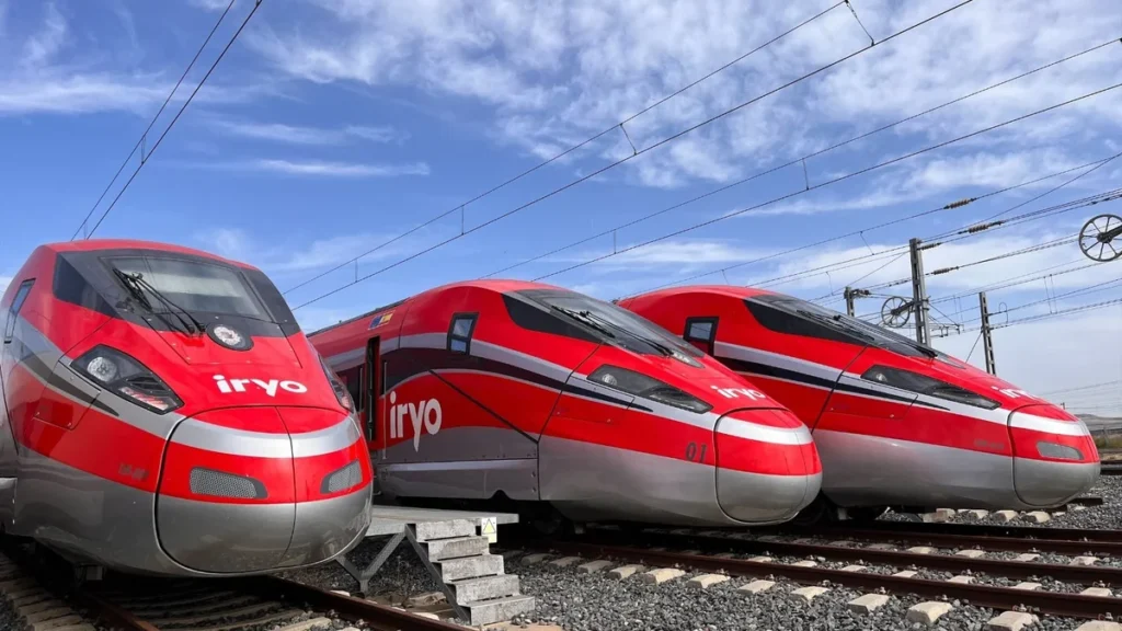 Tren de pasajeros de alta velocidad del operador español Iryo estacionado en vía ferroviaria