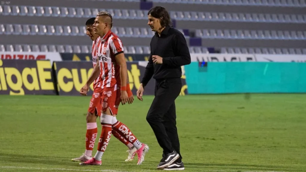El entrenador Ismael Blanco durante una práctica de Técnico Universitario