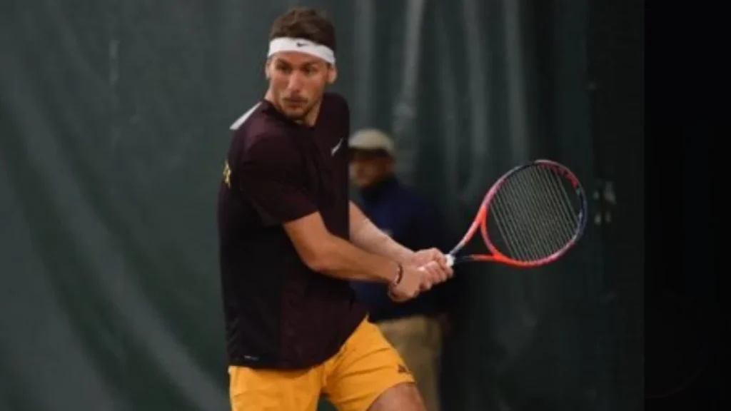 Stefan Milicevic tenista serbio en la cancha de tenis