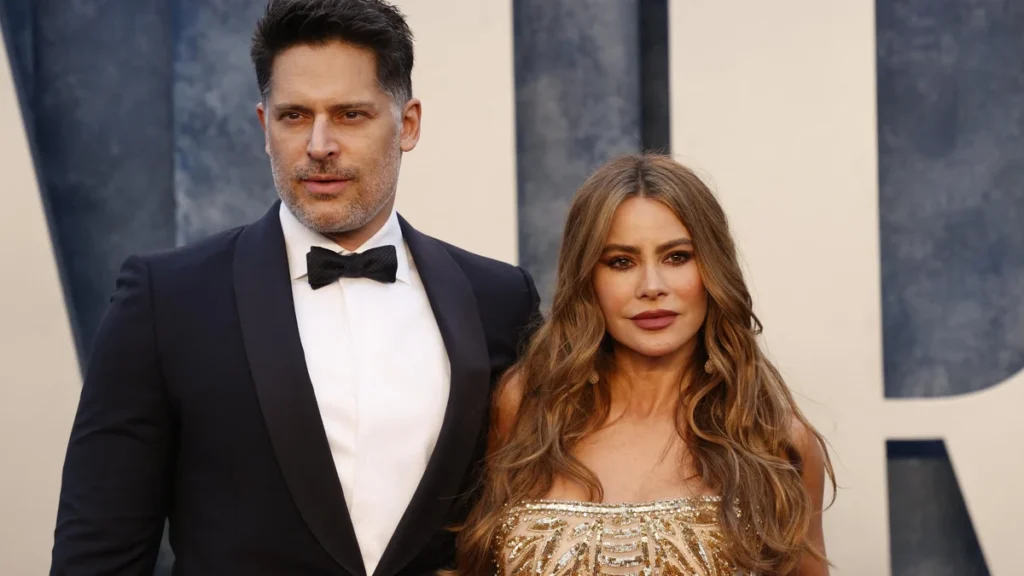 Joe Manganiello y Sofía Vergara posando juntos en alfombra roja de Hollywood