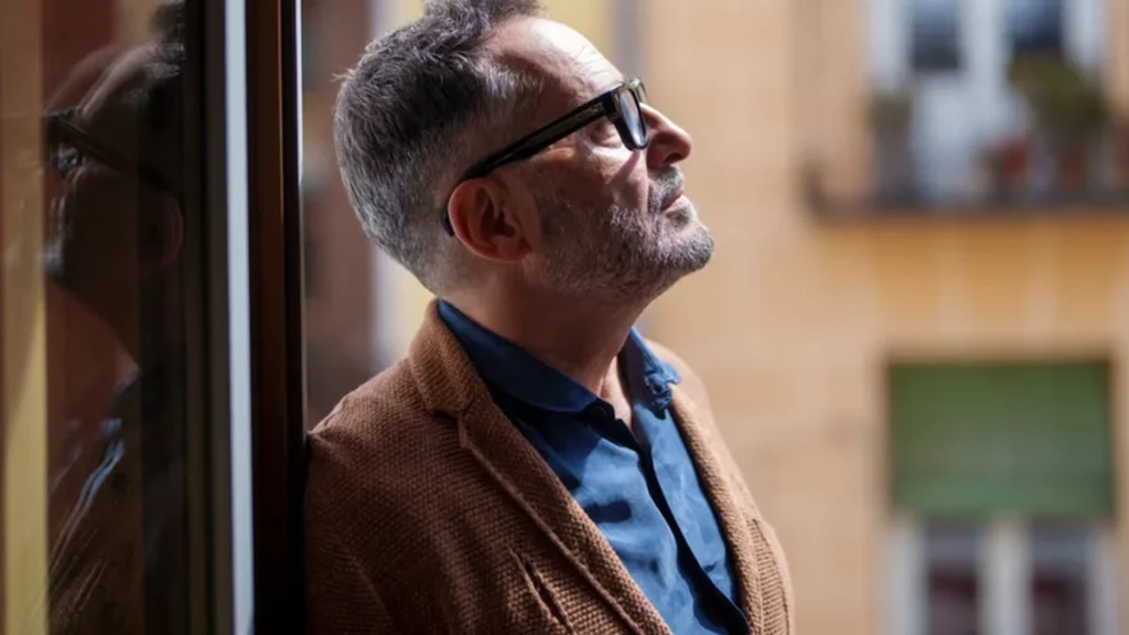 El cantautor uruguayo Jorge Drexler con guitarra acústica durante una presentación musical