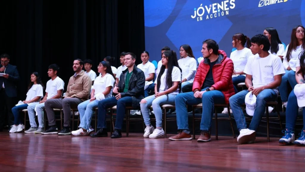Estudiantes universitarios y postulantes revisan resultados en computadoras portátiles