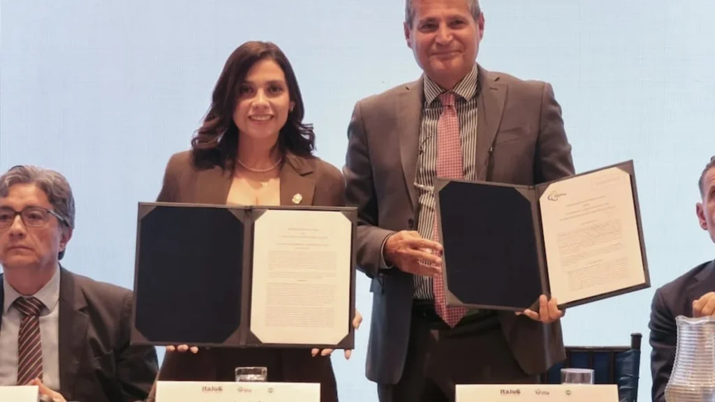 Autoridades del Consejo de la Judicatura de Ecuador en firma de memorando con Italia