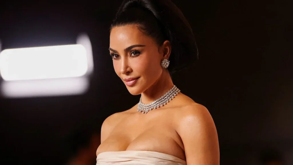 Kim Kardashian fotografiada durante un evento de gala en Los Ángeles