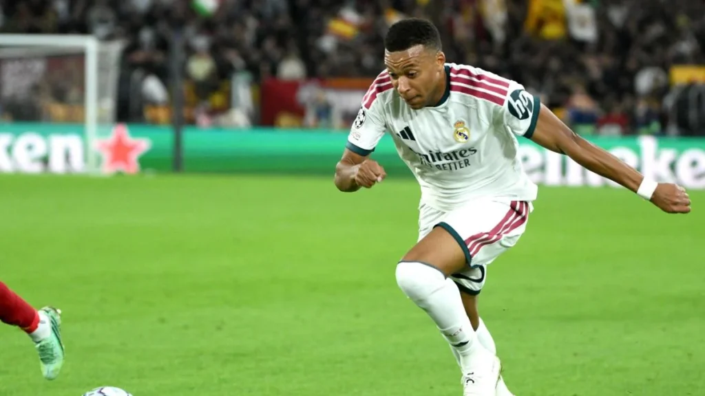 Kylian Mbappé celebrando una anotación con el uniforme del Real Madrid
