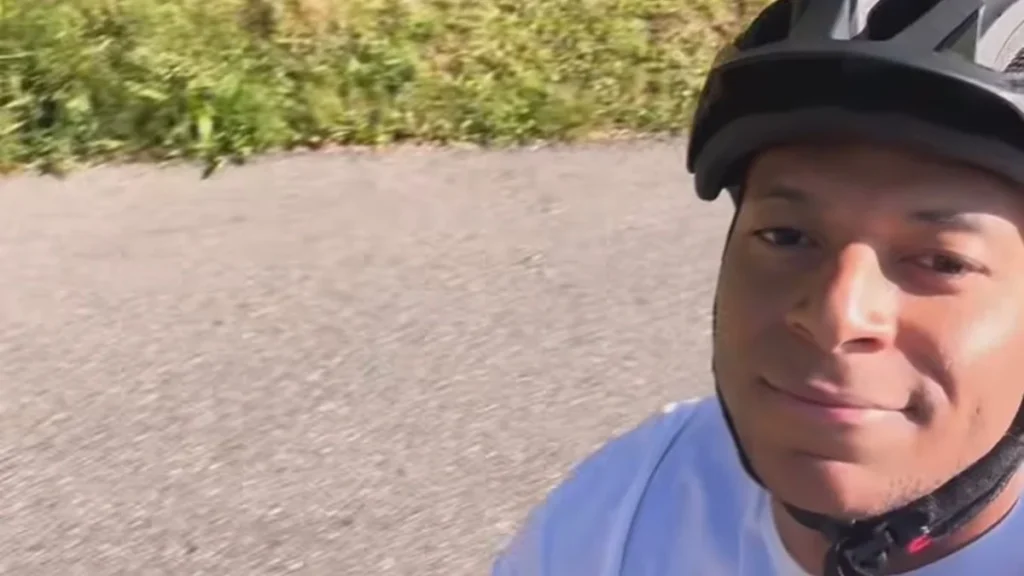 Kylian Mbappé entrenando en bicicleta durante su etapa de recuperación física
