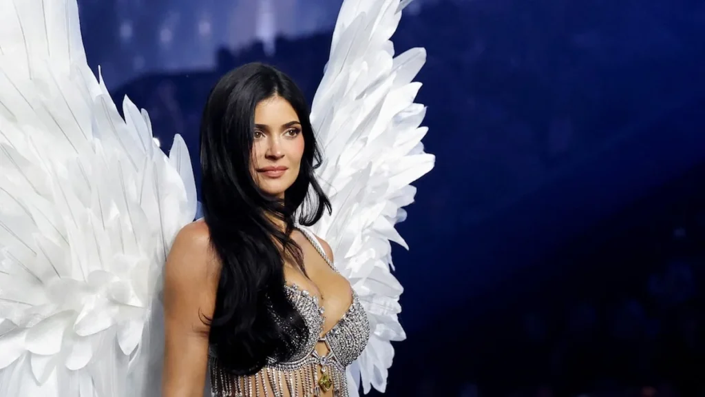 Kylie Jenner desfilando con joyas y atuendo de Kylie Jenner en Victorias Secret Fashion Show