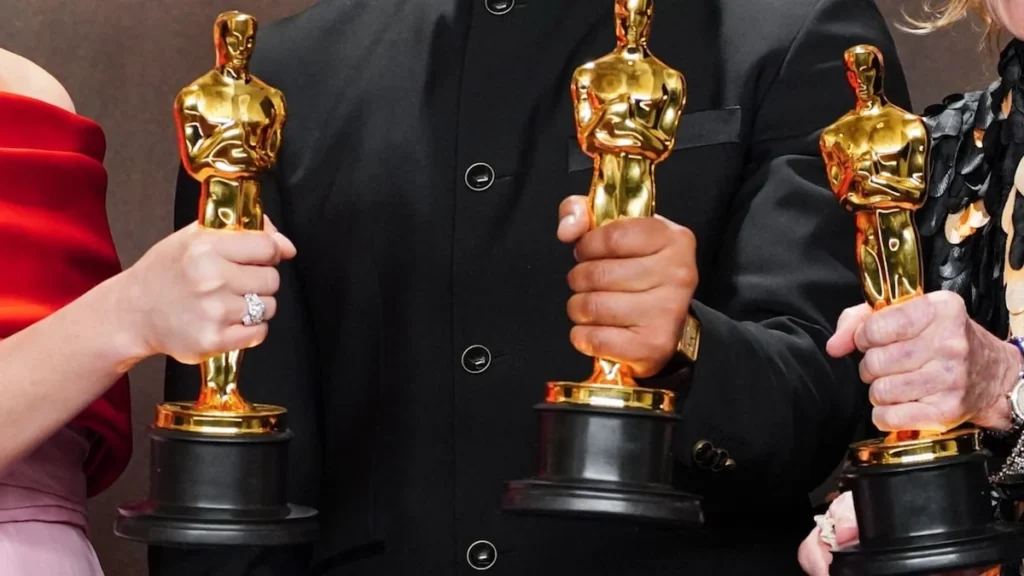 Estatuilla dorada de los Premios Óscar en la sede de la Academia de Hollywood