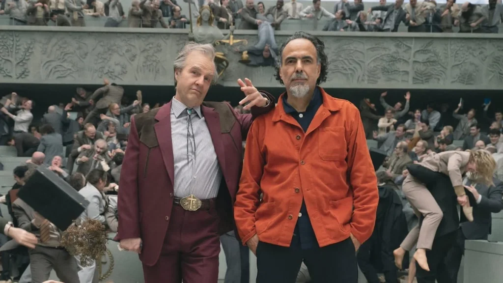 Póster publicitario de película cinematográfica en marquesina de cine con citas contradictorias