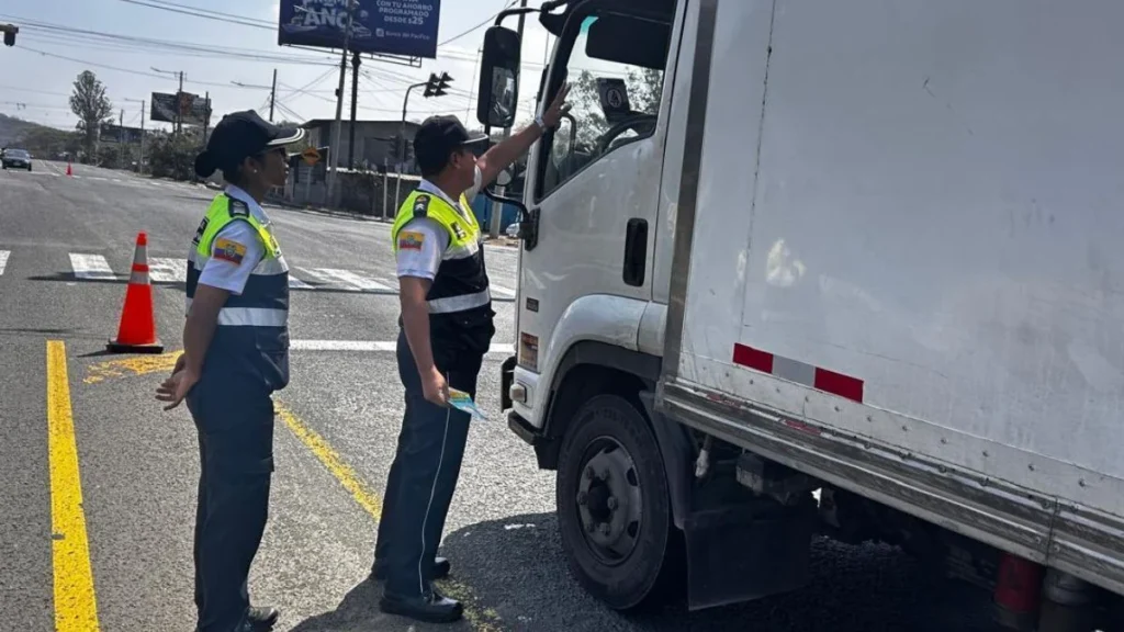 Contingente de agentes de transito en feriado desplegado en carreteras del Ecuador