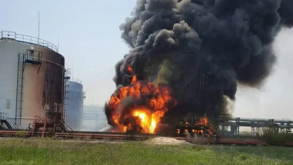 Subestación eléctrica bombardeada y en llamas en una región urbana de Ucrania