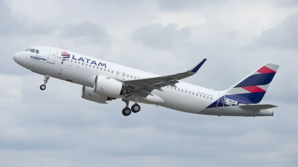 Avión comercial de LATAM Airlines aterrizando en pista de aeropuerto internacional