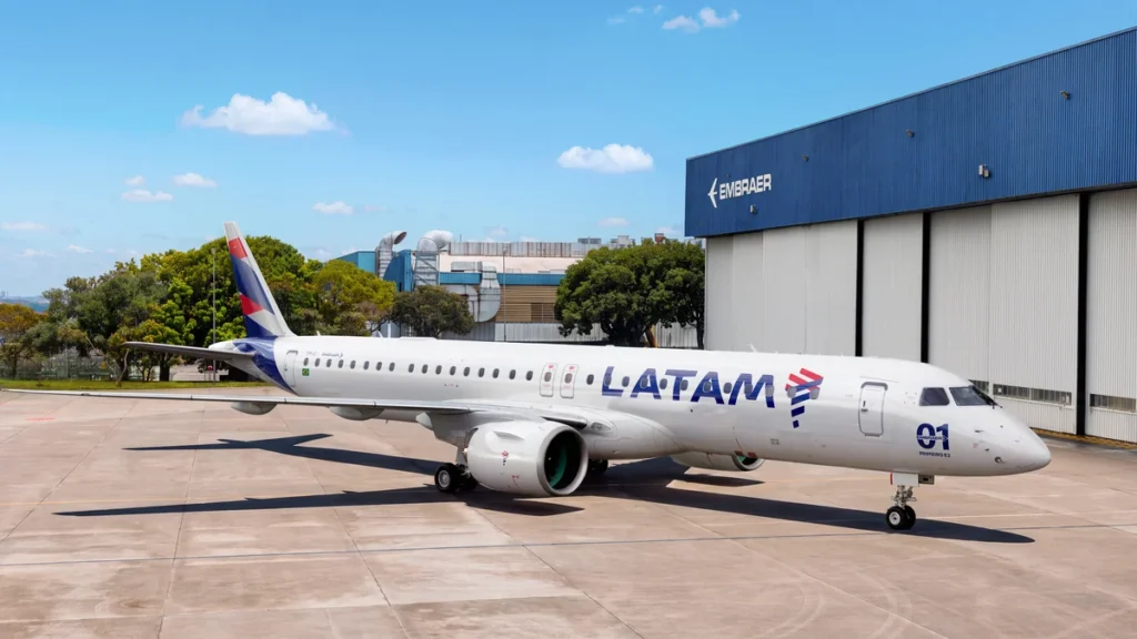 Avión Embraer E195-E2 de LATAM Airlines en pista