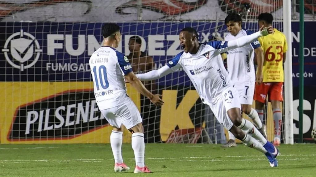 Disputa del balón entre jugadores de Liga de Quito y Aucas en el Superclásico
