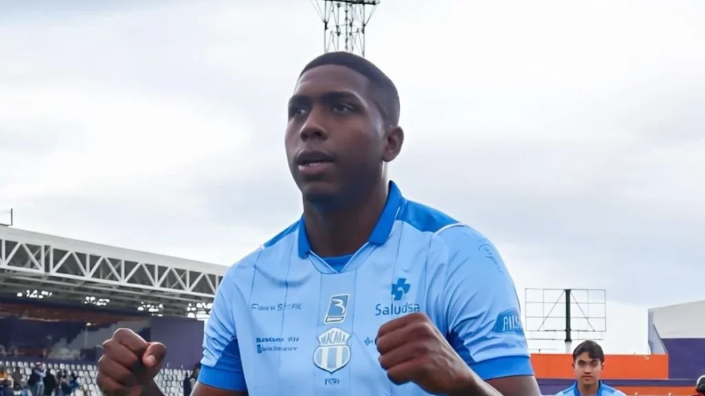 Néstor Caicedo en entrenamiento de fútbol profesional en Ecuador