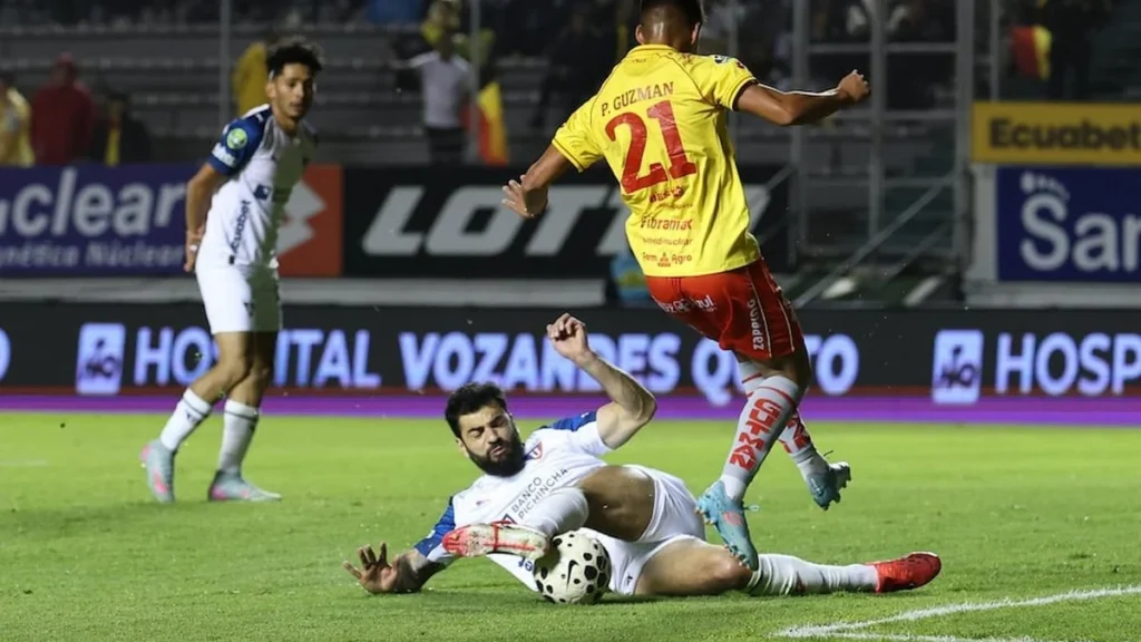 Estadio Rodrigo Paz Delgado con aficionados en las graderías durante un clásico capitalino