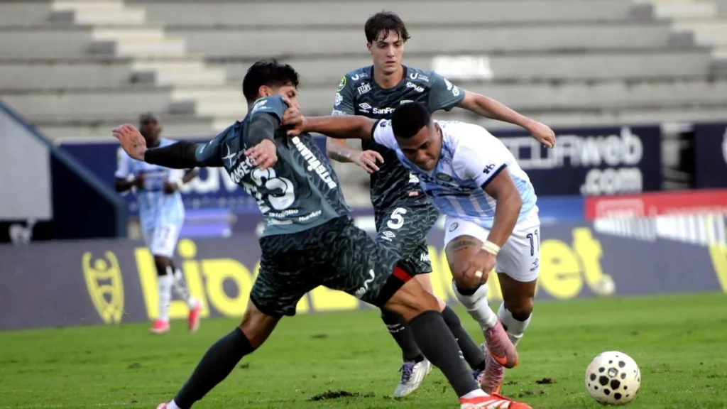Partido oficial de la LigaPro con jugadores en disputa de balón