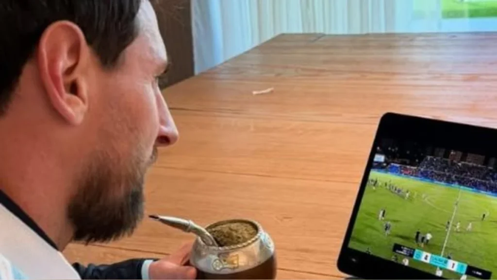 Lionel Messi celebrando en redes sociales con el escudo del Deportivo Eldense