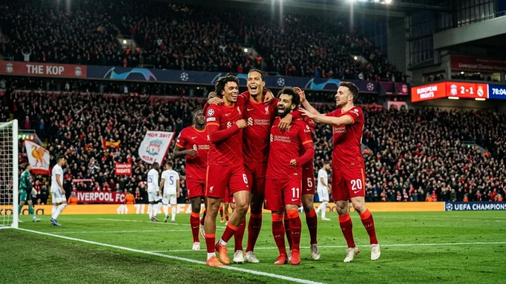 Jugadores de Liverpool celebrando un gol en Anfield bajo reflectores