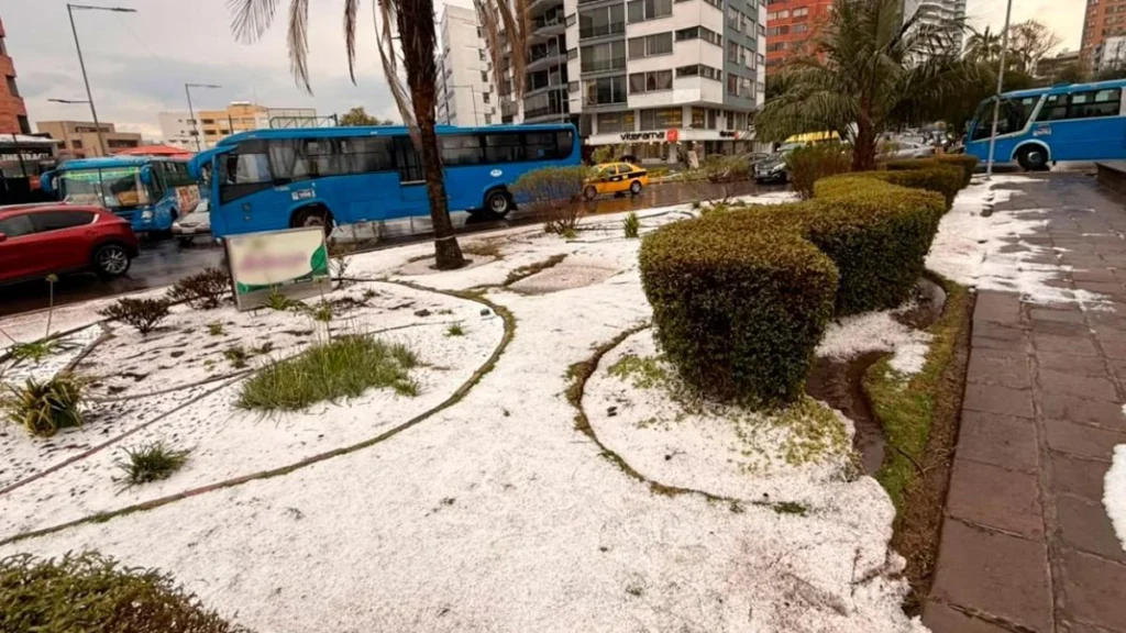 Calles de Quito cubiertas de blanco por la fuerte lluvia y granizo del 7 de octubre
