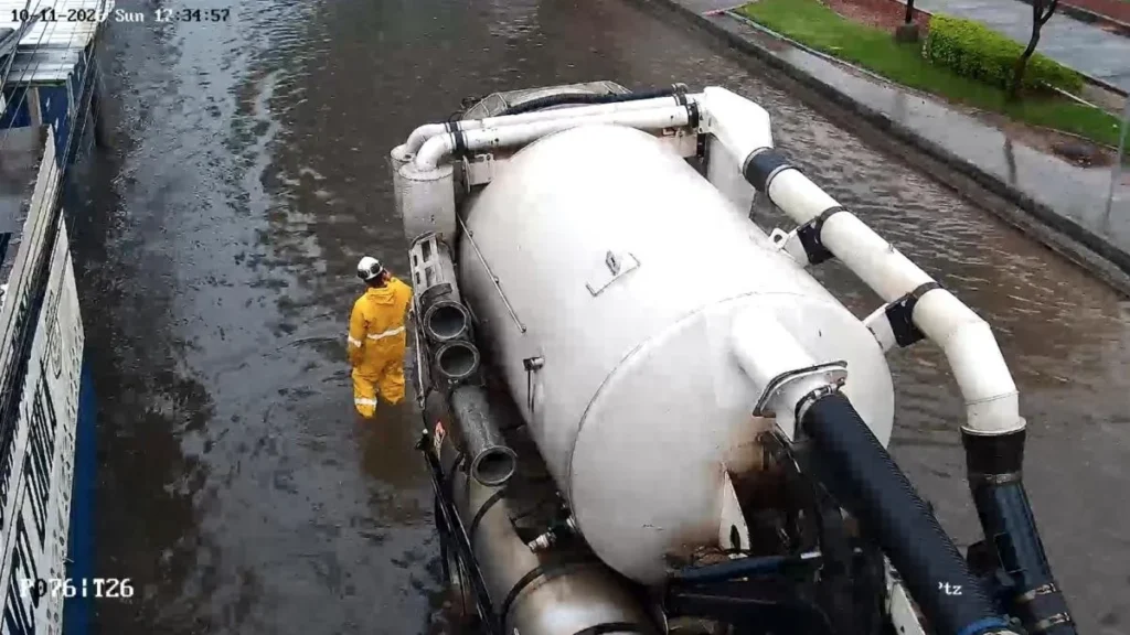 Calles anegadas en Guayaquil por intensas precipitaciones
