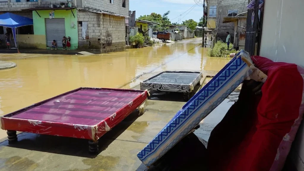 Ríos desbordados inundan zonas agrícolas y caminos en la Costa ecuatoriana