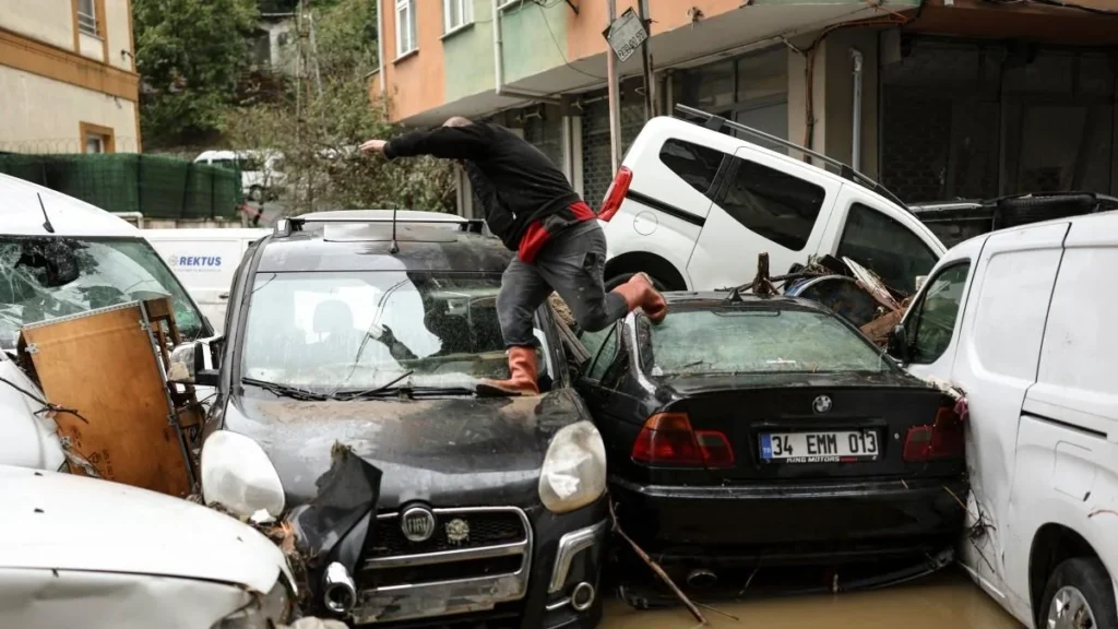 Calles inundadas y vehículos arrastrados por las aguas torrenciales en Estambul