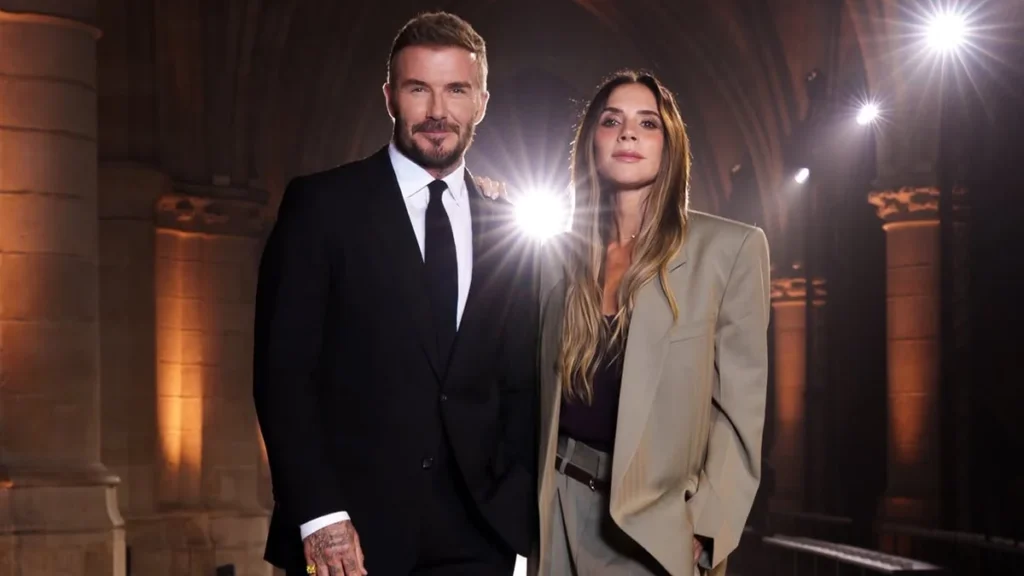 Victoria Beckham saludando tras su desfile de moda en París junto a su familia