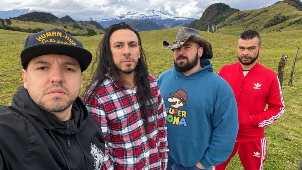 Integrantes de la banda de rock Los White Noise en sesión fotográfica promocional